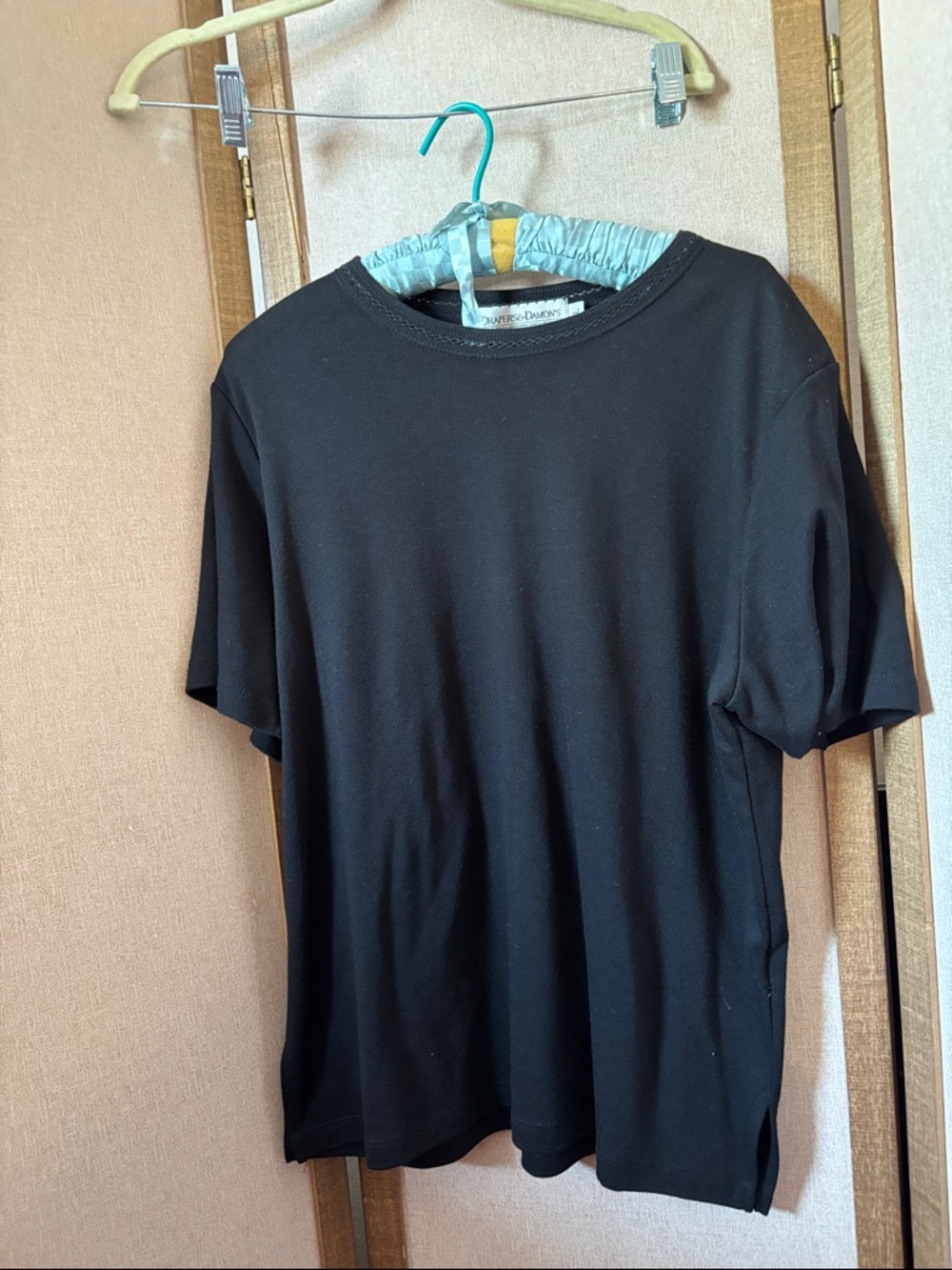 Drapers and Damon’s Detailed Neckline Black Crewneck Tee Large
